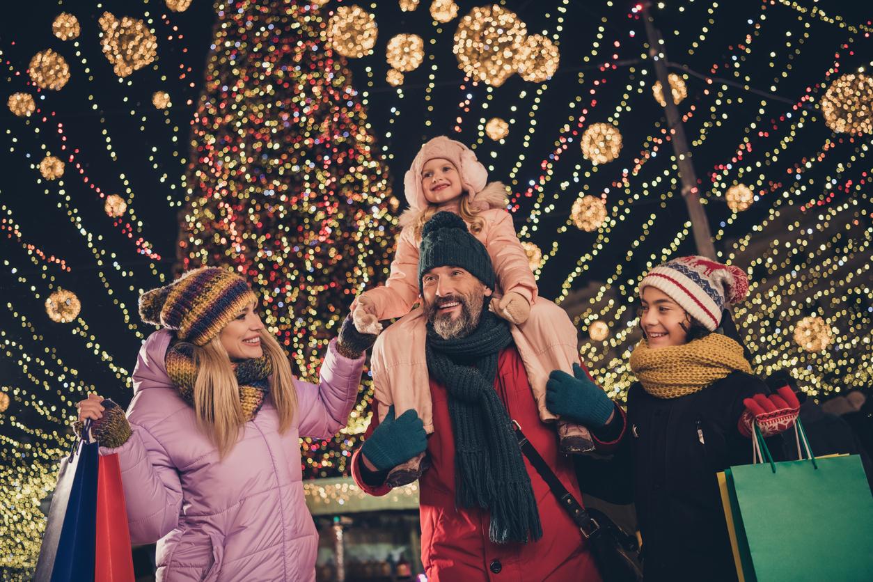 Famiglia con cappelli di Babbo Natale in viaggio durante le feste